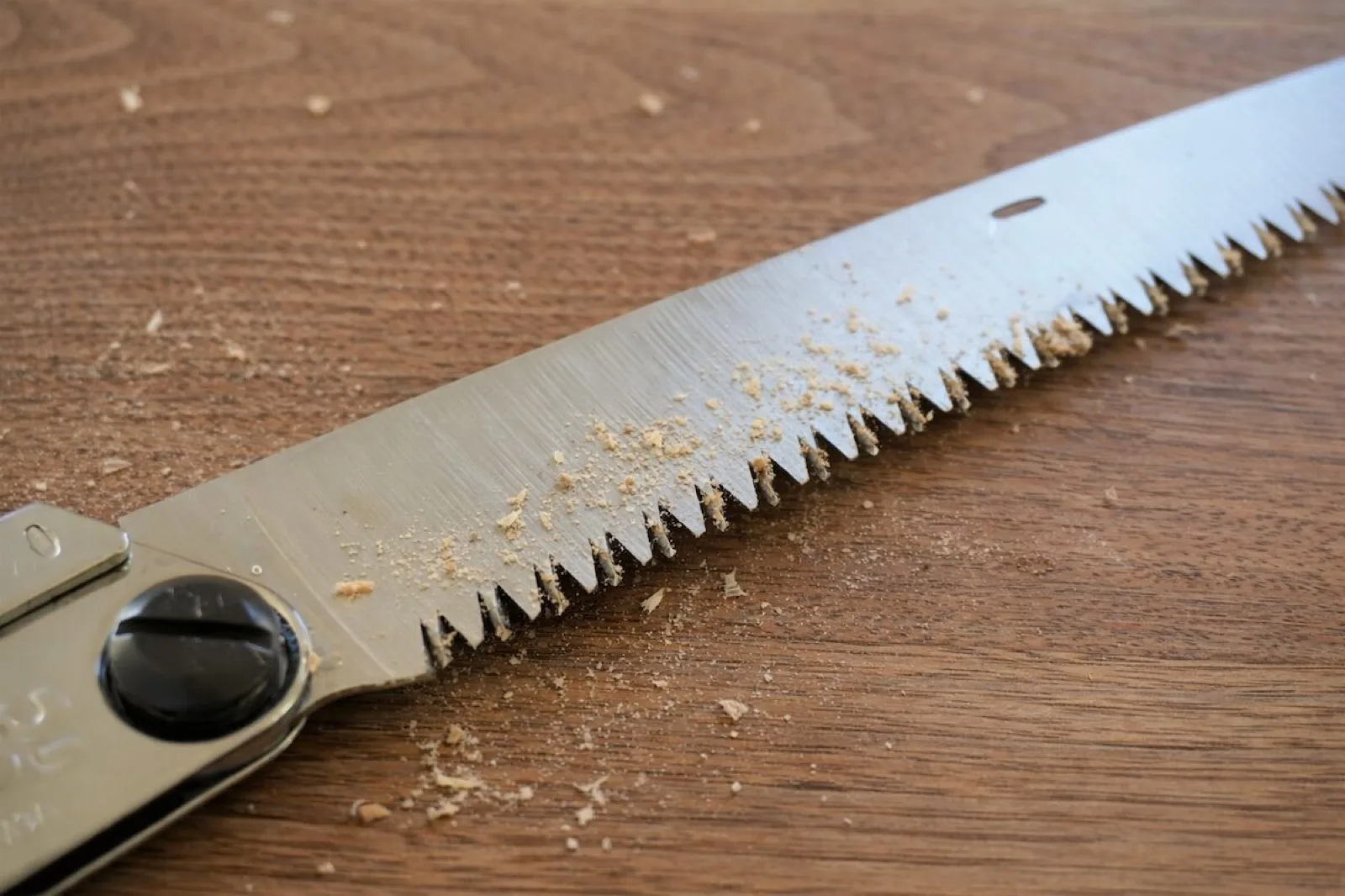 使用後ののこぎりの刃に木くずや汚れが付着している状態