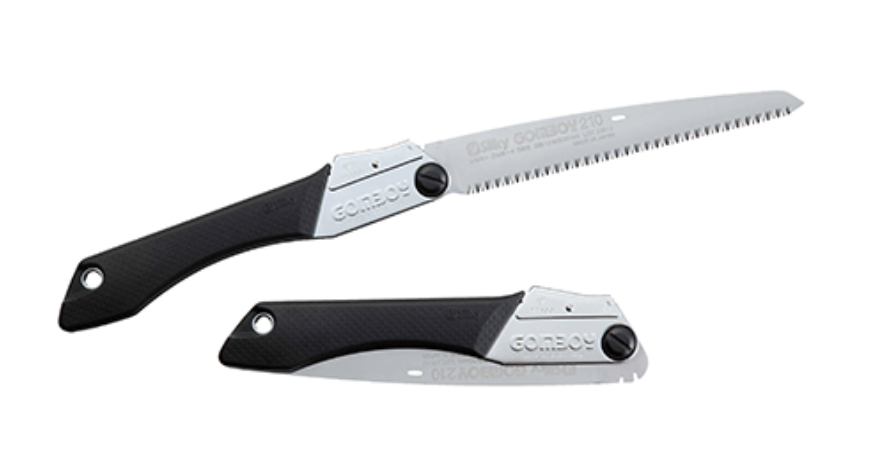 折込のこぎりによる庭木の剪定作業