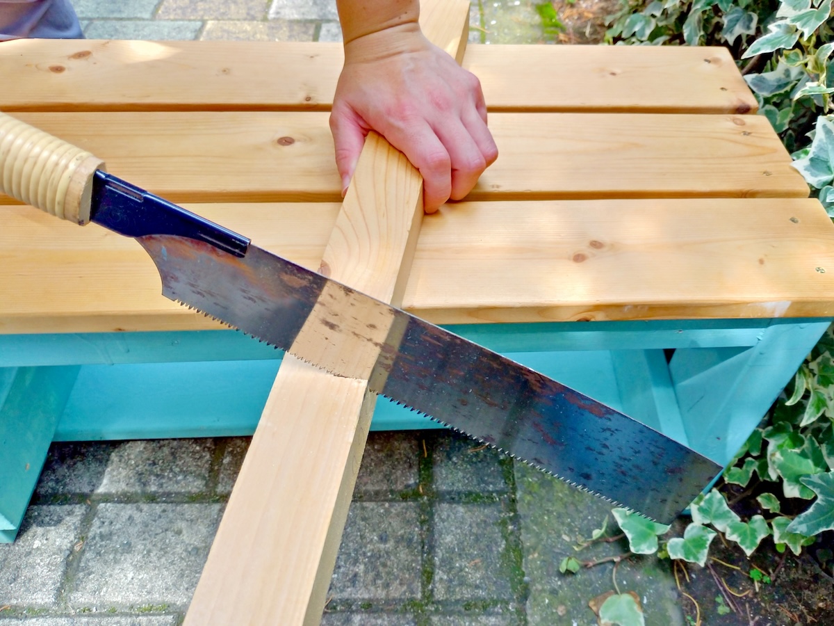 ゼットソー265を使って木材を切断している作業イメージ