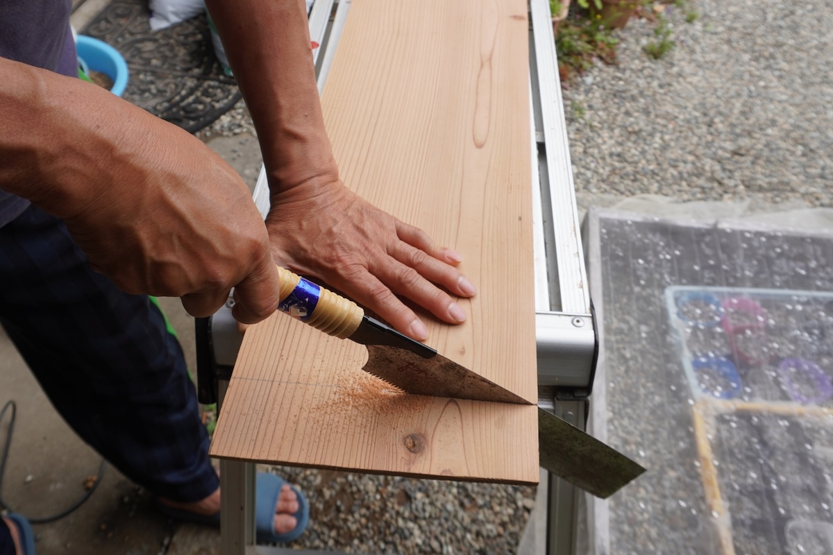 ゼットソーは引いて切り、押すときは力を入れない正しい使い方