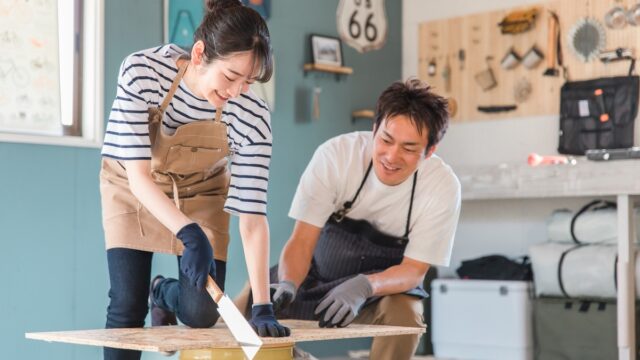 DIY初心者の女性でも扱いやすいのこぎりで木材をカットしている様子