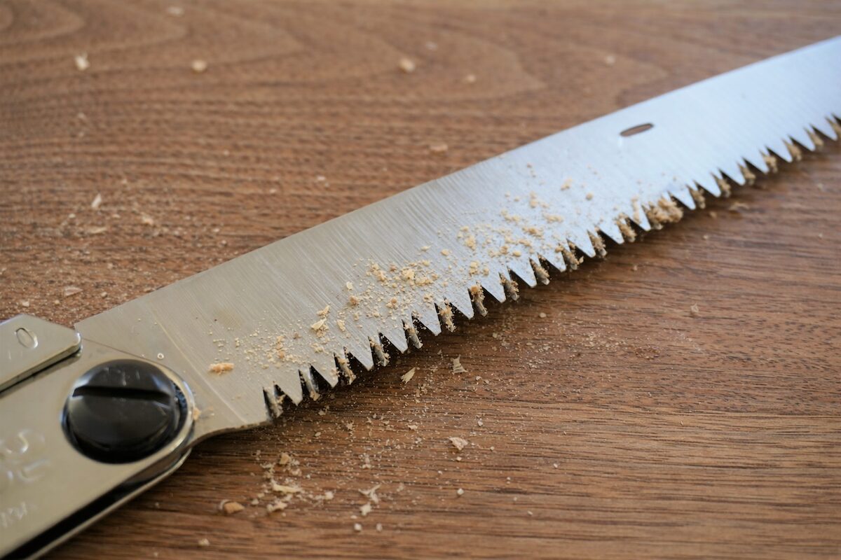 水洗いが可能なのこぎりの刃｜使用直後で木くずや軽いヤニが付着した状態