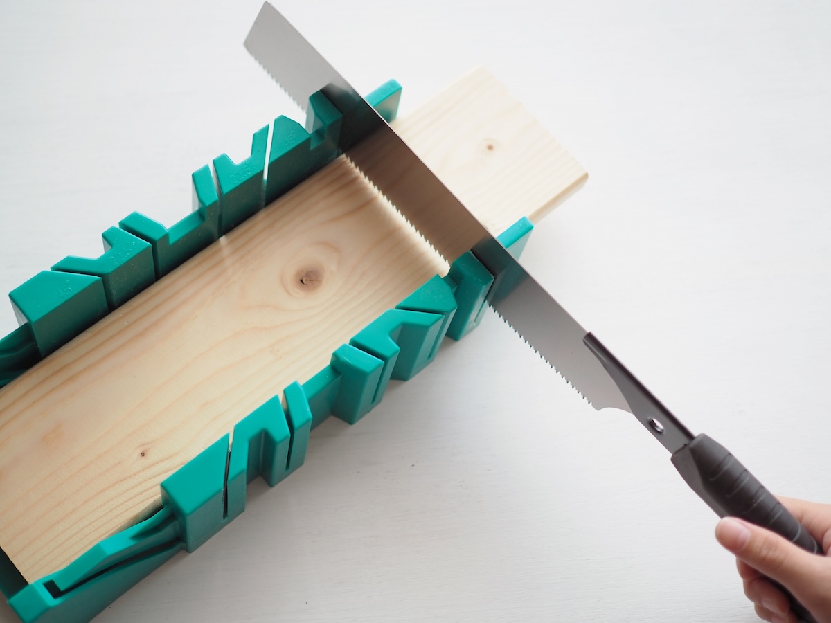 DIYで万能タイプの片刃のこを使って木材を切る作業