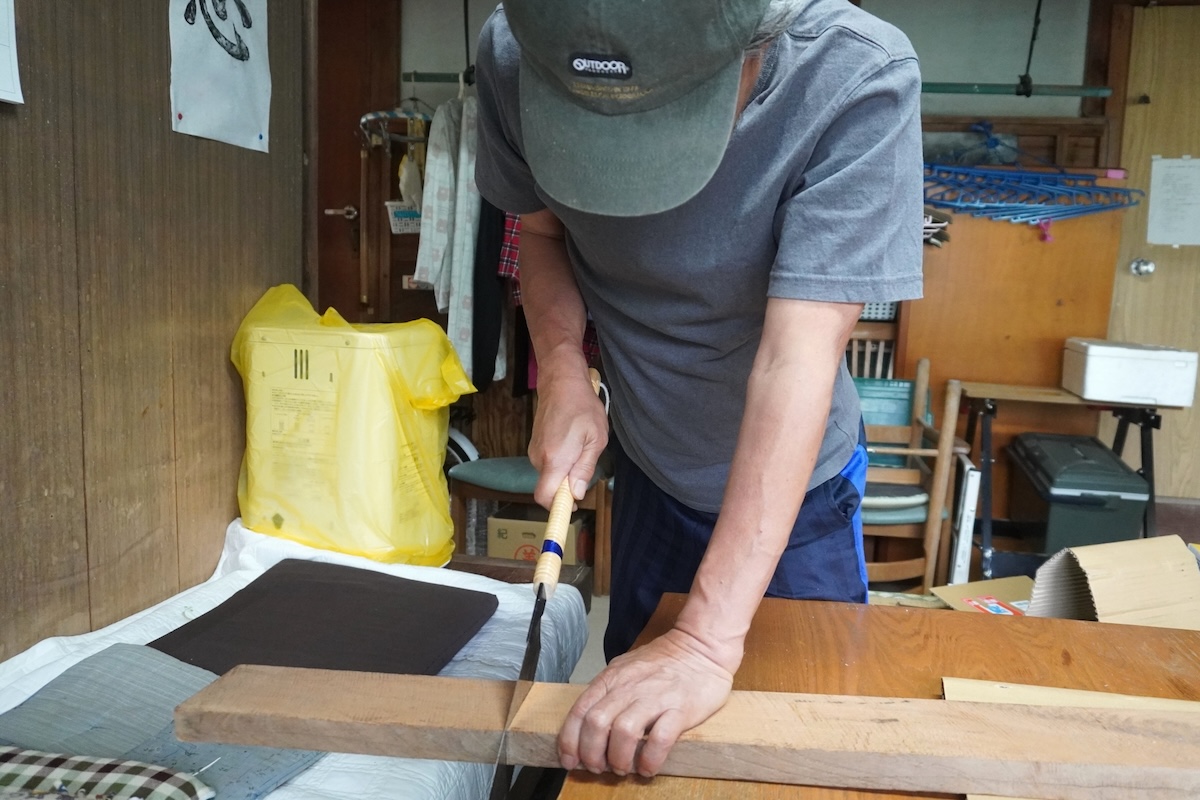 のこぎりを力任せに押さず一定のリズムで引いて切る方法