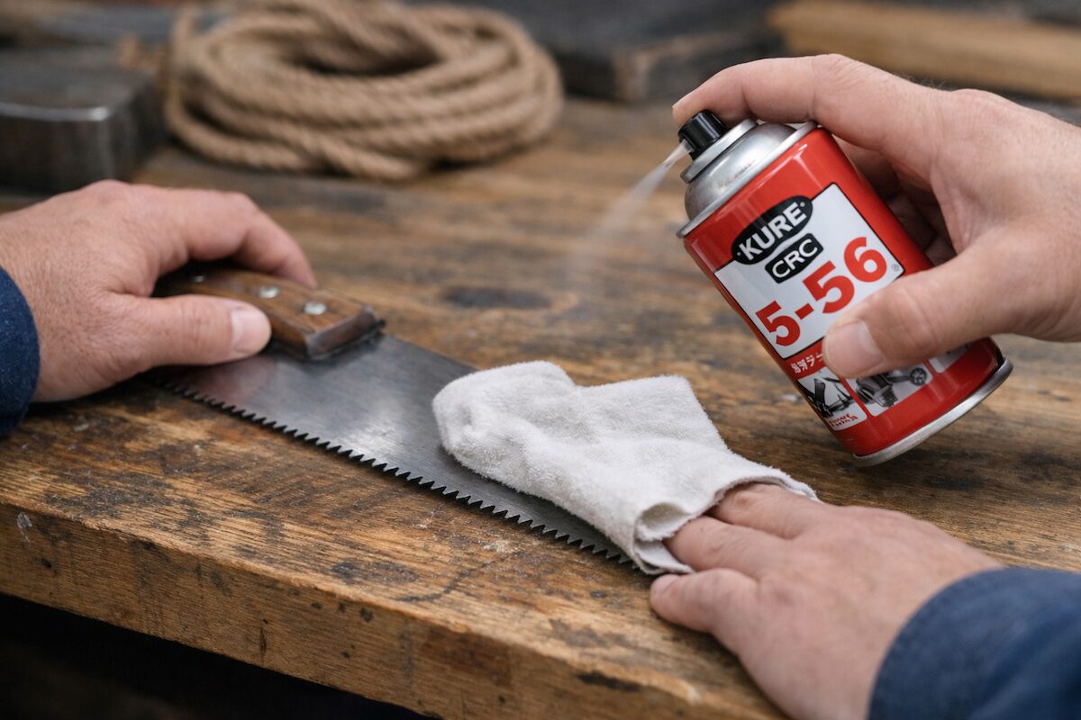 のこぎりの手入れで5-56を布に取り薄く拭く正しい使い方