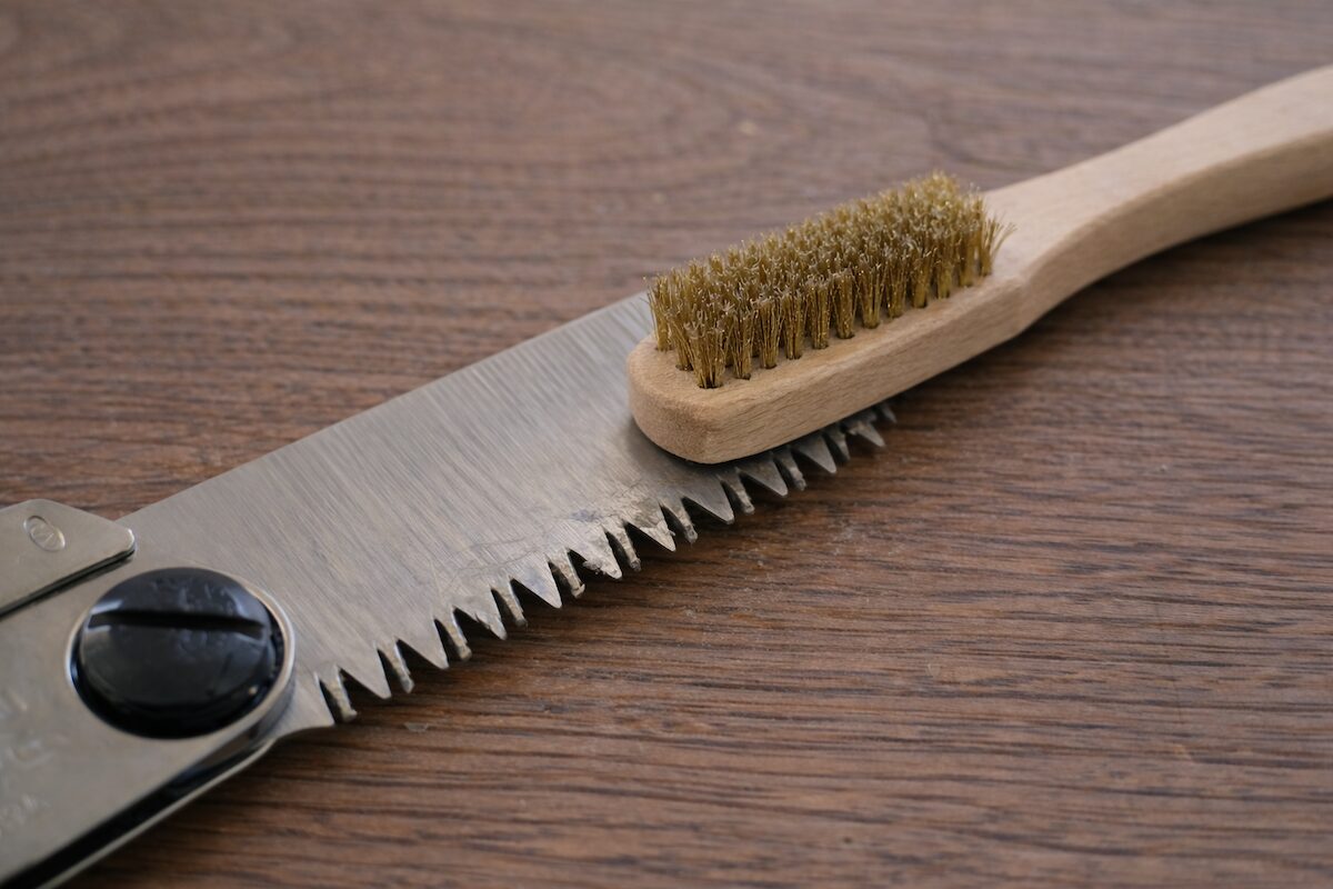 ノコギリの手入れには不向きな金属ブラシ