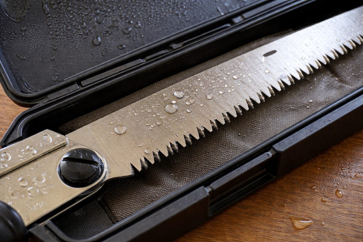 水洗い後に水分が残ったままののこぎりの刃