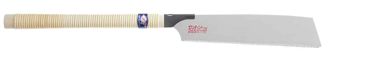 のこぎりの刃の状態を確認している様子