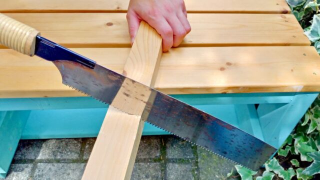 ノコギリを力を入れずに引いて切っている様子