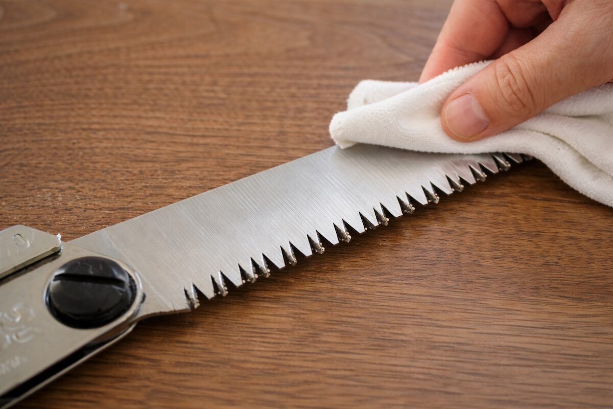 ヤニ汚れを落とし水分を拭き取ったあとのこぎりの刃