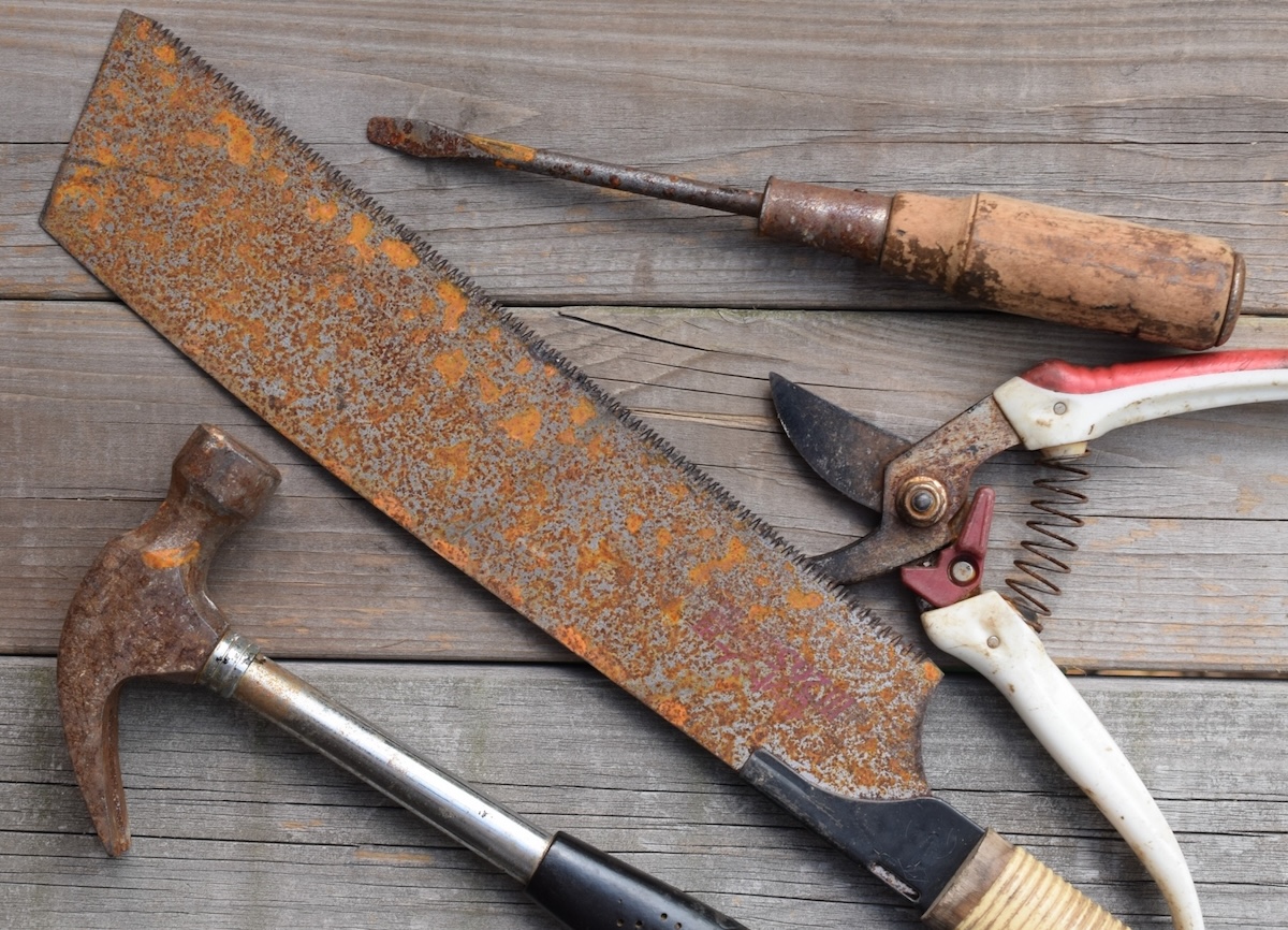 のこぎりのNGな保管例｜刃をむき出しで棚や工具箱に置いている状態